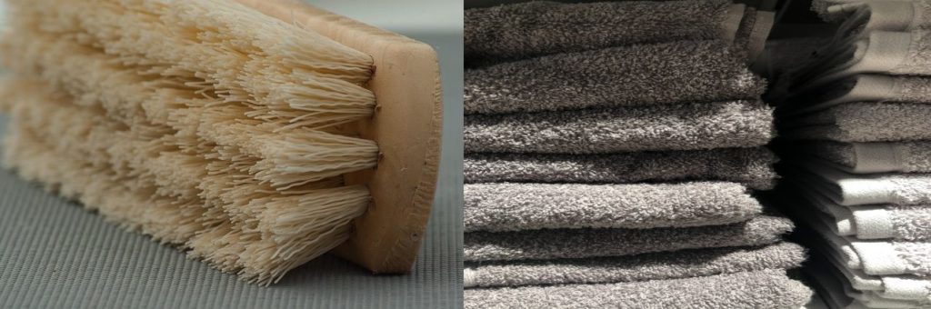 ルイヴィトンのバッグのメンテナンスを連想させる、クリーム色のブラシと折りたたまれたグレーの布