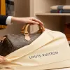 ルイ・ヴィトンのバッグを、付属の保存袋に入れて丁寧に保管している様子。