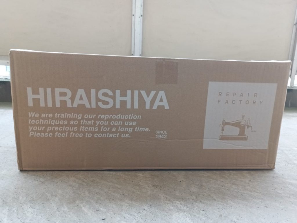 プロショップひらいしやから届いたダンボールを真横から撮った写真。英語での文章から日々研鑽しお客様に大切な衣類を長く使ってもらいたいという意気込みが感じられる。