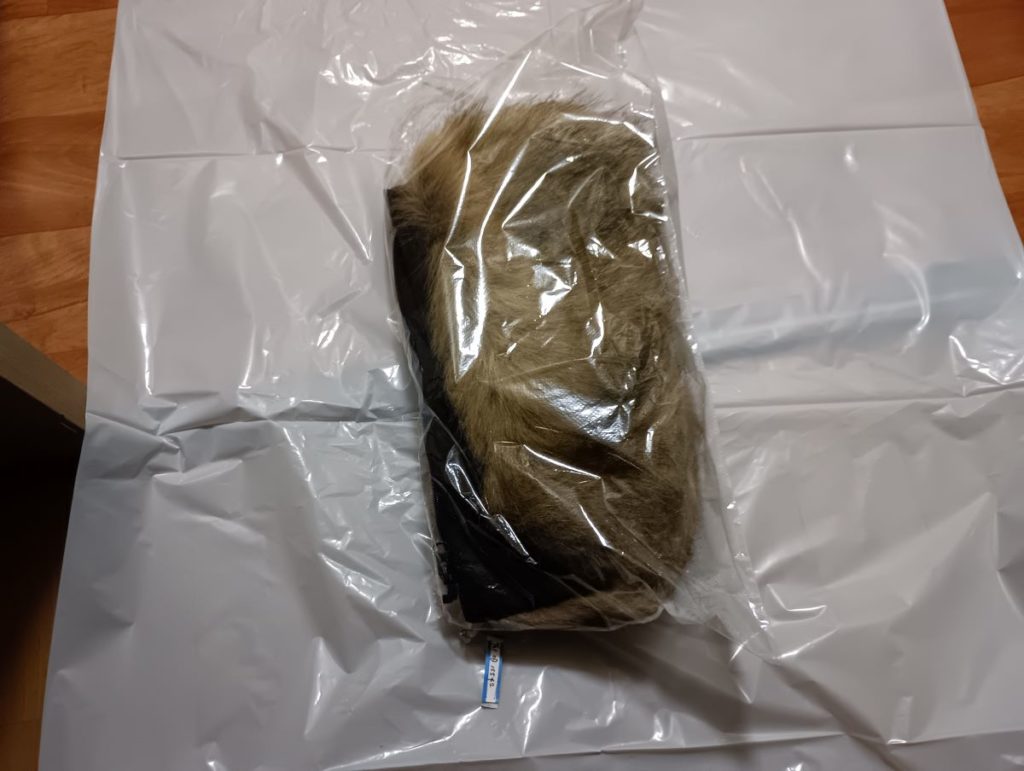 クリーニング後のノースフェイスダウンのファー。本体から分離した状態で、個別に包装されている。