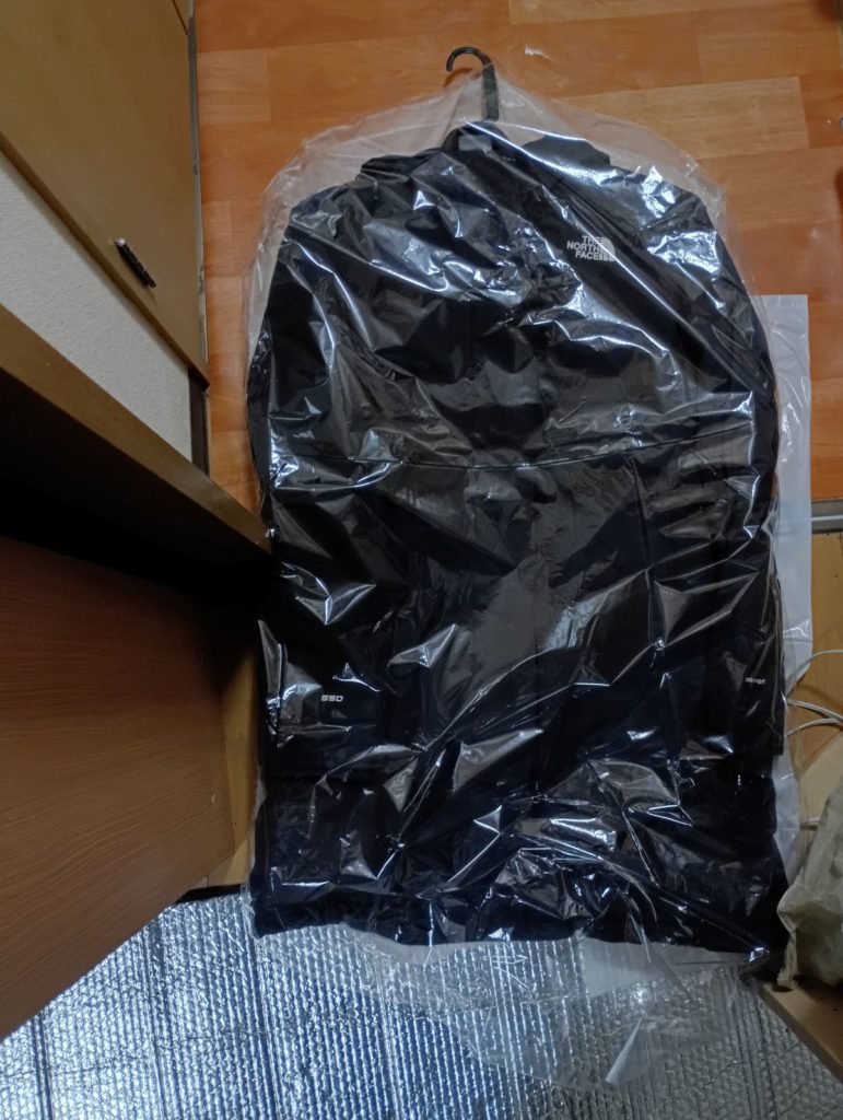 ノースフェイスダウンがビニールで包装されている写真