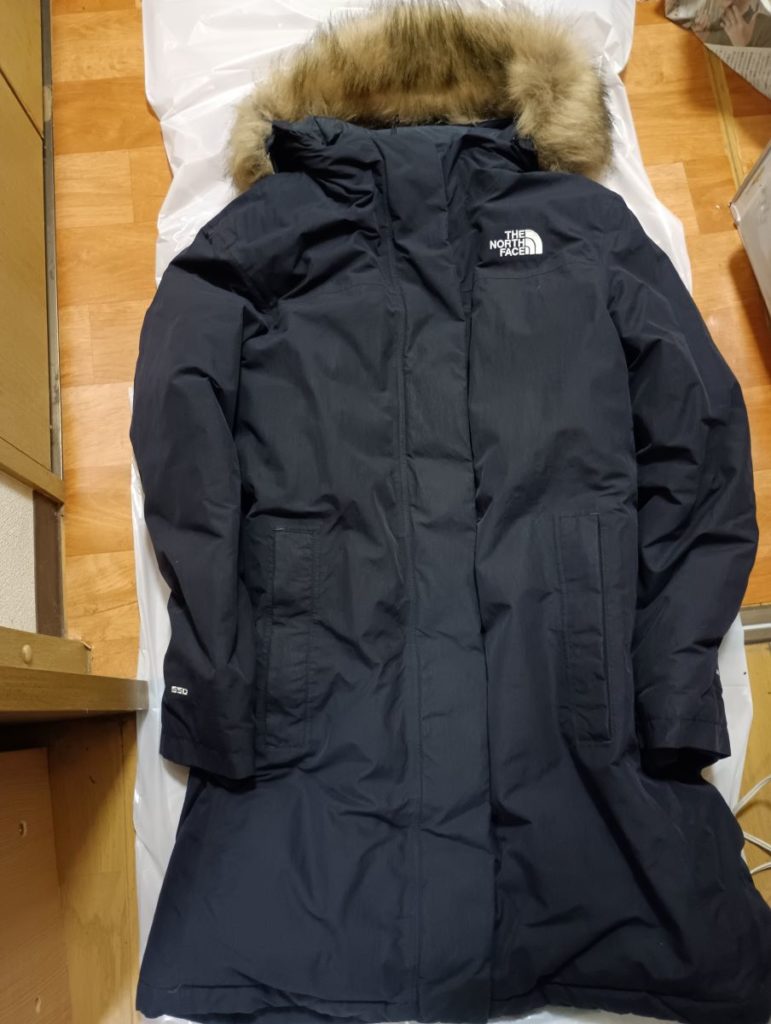 プロショップひらいしやでクリーニングしたノースフェイスダウンを正面から撮った写真。